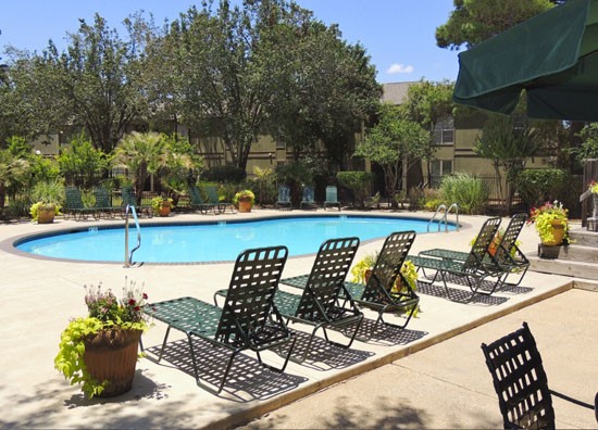 Aspen apartments pool in Shreveport LA