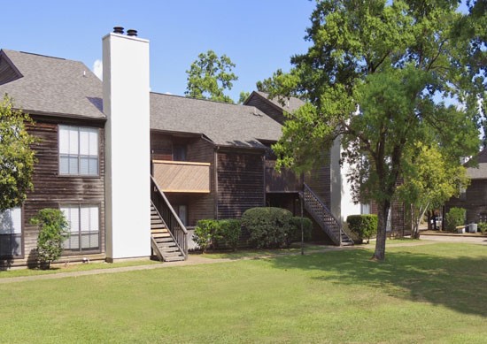 Hillside-Apartments-Shreveport-courtyard