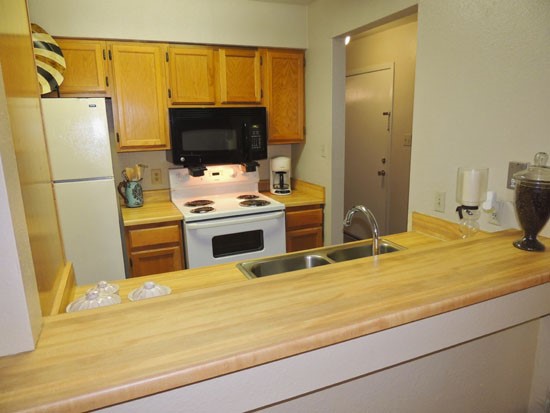 Hillside-Apartments-Shreveport-model-kitchen-Bars
