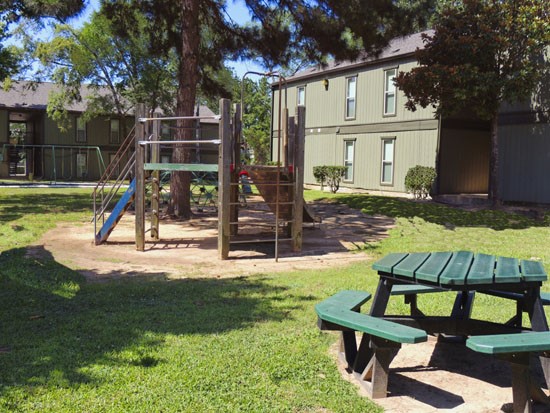 Seasons-Apartments-picnic-Courtyard