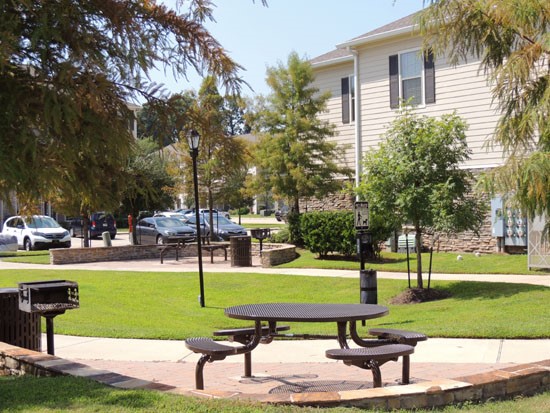 JamesTown Place Apartments Bossier Picinic Area