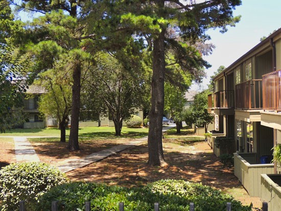 Aspen apartments shaded courtyard with sidewalks in Shreveport LA