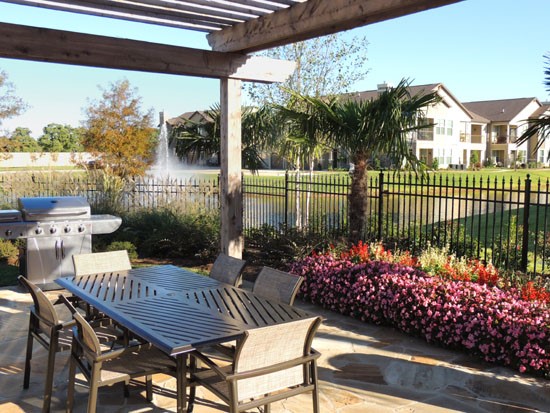 Boulders on Fern Apartments Lake grills