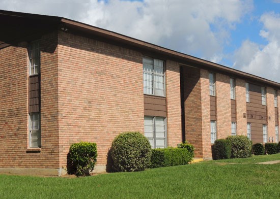 Brookwood Plaza Apartments Entrance Way into Building
