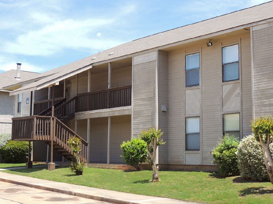 Cedar Creek Side View of Apartment Building with Stairs in Shreveport