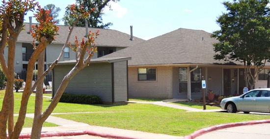 Cedar Creek Apartment Office Building With Parking Lot