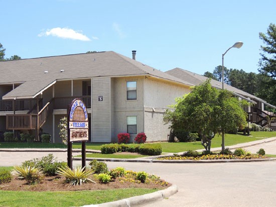 Cedar Creek Apartments Street View Leading Into the Apartment Complex in Shreveport