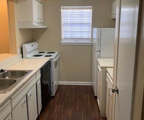 Chateau-2-bed_2-bath-Kitchen