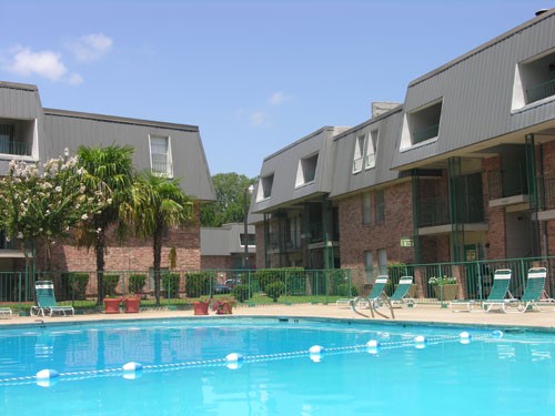 Live Shreveport pool divided shallow and deep end by rope with pool side lounge chairs