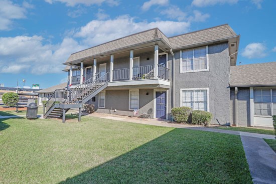 Oasis-Apts-Bossier-building-front-balcony