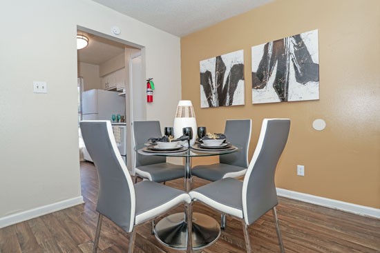 The_Drake-Apartments-model-Dining-room