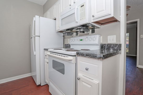 Magnolia-Apartments-Shreveport-vacant-kitchen-stove