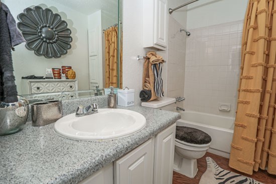 Magnolia-Apartments-Shreveport-model-bathroom