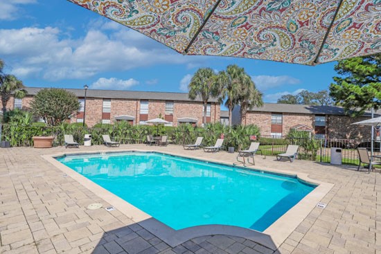 Magnolia-Apartments-Shreveport-pool-umbrella