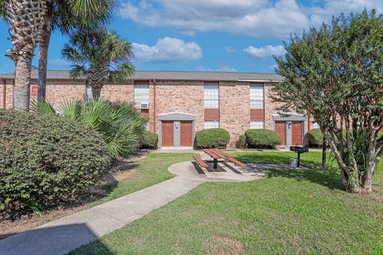 Magnolia-Apartments-Shreveport-picnic