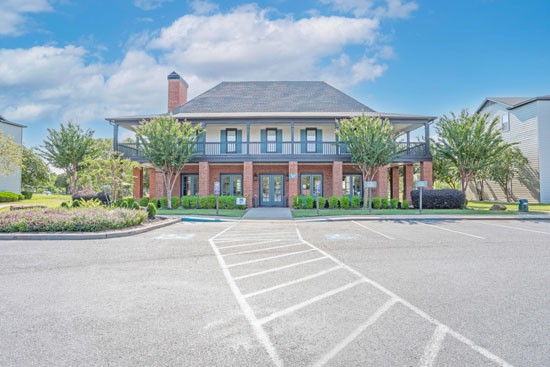 Ultris-Island-Park-Shreveport-clubhouse-parking