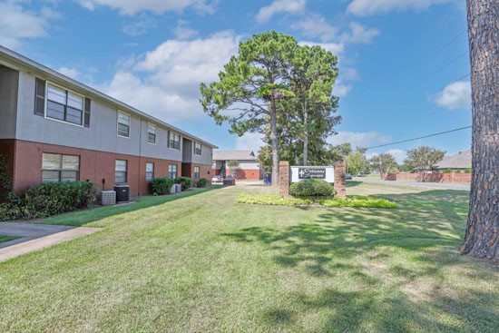 Orleans-Square-Shreveport-couryard