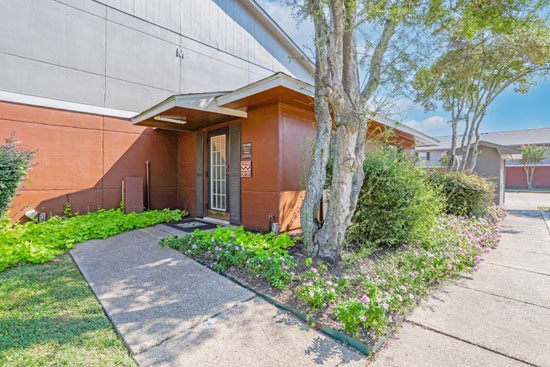 Orleans-Square-Shreveport-entrance