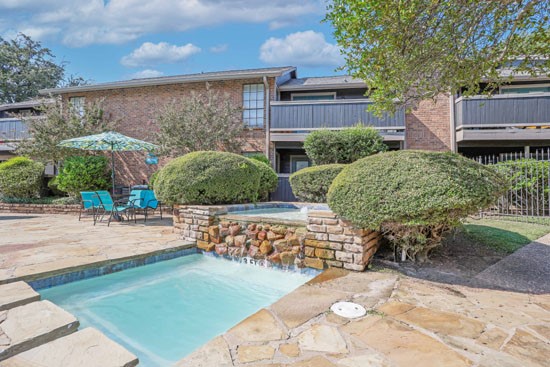 The_Pear1l-Shreveport-pool-water-fall