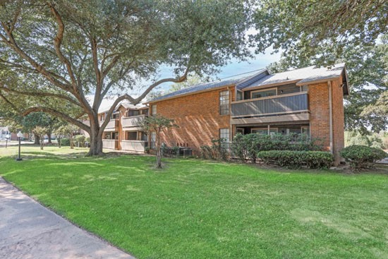 The_Pearl-Apartments-building-patio