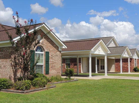 King Oaks side view of different apartment buildings with cut grass