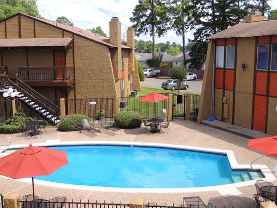 Kingwood-Forest-Apartments-Shreveport-pool-balconies
