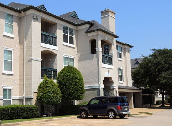 La Crosse front side view of apartment buildings with parking lot
