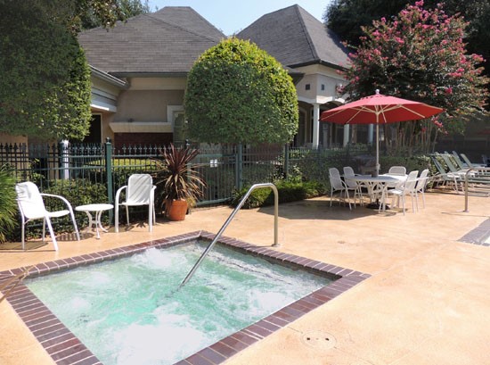 La Crosse small jet spa tub, shaded areas to sit