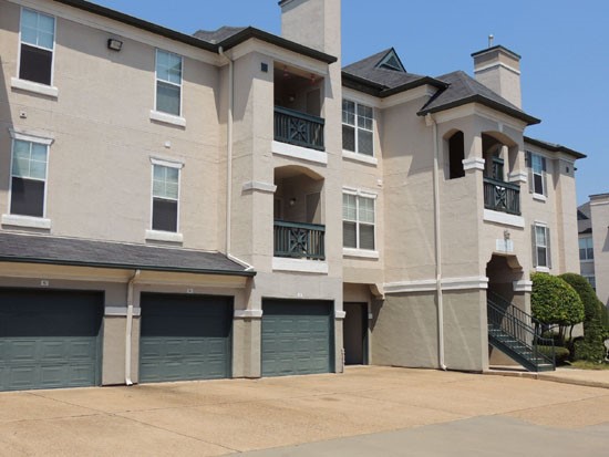 La Crosse Apartments front side view of apartments with garages in shreveport