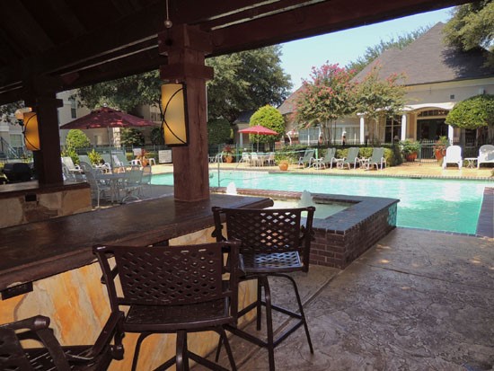 La Crosse Apartments outdoor sitting/kitchen area next to beautiful large pool and hot tub