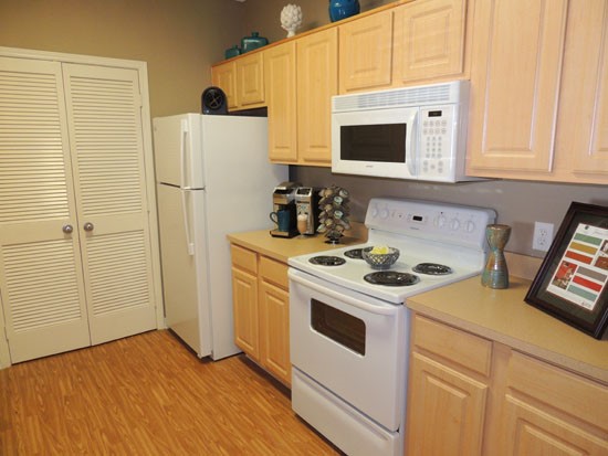 Lexington-Place-Apartments-Model-stove-oven