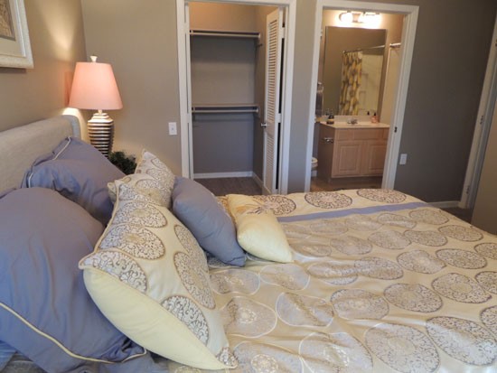 Lexington-Place-Apartment-in-Bossier-model-bedroom-closet