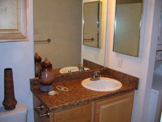 Nantucket Harbor Apartments bathroom