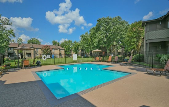 Sommerset Apartments pool Shreveport