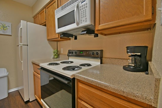 Sommerset Apartments Model kitchen stove